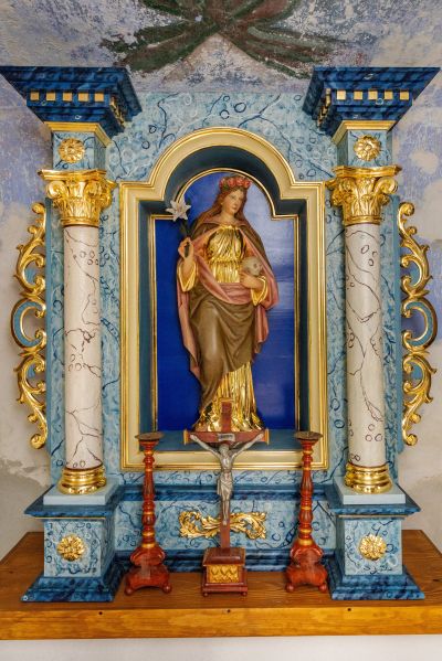 Ołtarzyk z rzeźbą po konserwacji. W oparciu o odkryte fragmenty pierwotnej warstwy malarskiej oraz ślad&oacute;w złoceń, dokonano ich rekonstrukcji, przywracając tym samym rzeźbie charakter nadany jej przez jej włoskiego (?) autora. Św. Rozalia otrzymała niezachowany atrybut, w postaci lilii, wykonany w ramach rekonstrukcji. Fot. ze zbior&oacute;w autorki